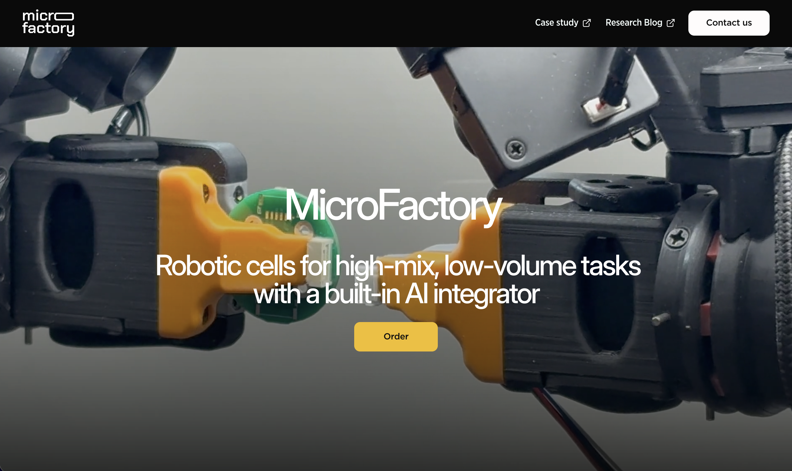 MicroFactoryは市販アームFAIRINO FR3でロボットセルを作った ― アームは買い、手先を作り、AIは準備の段階に置く|MicroFactoryの製品は「AIインテグレーター付きのロボットセル」に変わっていた